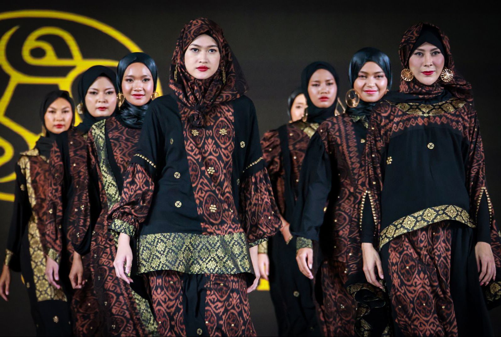 podiumnews.com-Pesona Kain Bali Tampil Modest Fashion